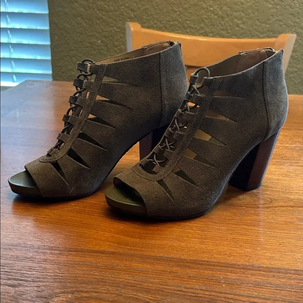 Michael Kors Taupe Suede Heeled Boots NWOT womens 7.5 - Picture 4 of 11